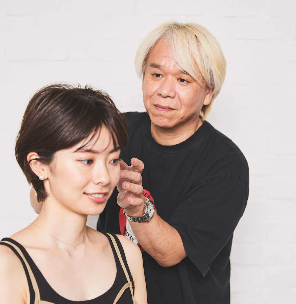 女性モデルの髪を整える松永英樹さん