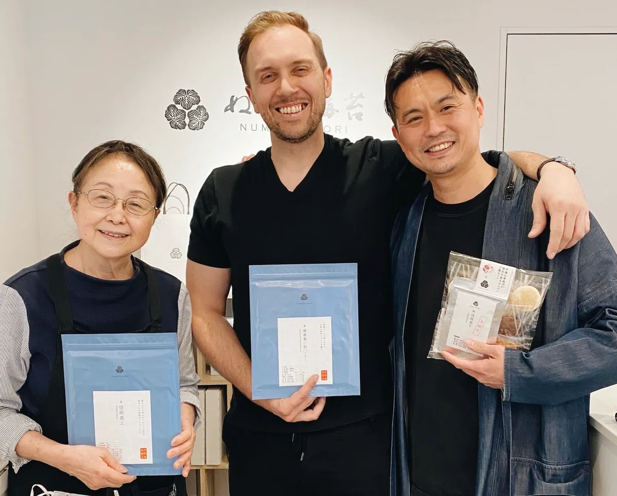 カナダ人シェフのグレン・マクレーンさんと、ぬま田海苔の商品を持つ沼田さんたち