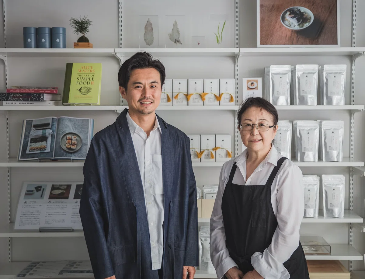 合羽橋本店で並ぶ沼田晶一朗さんと先代のお母様