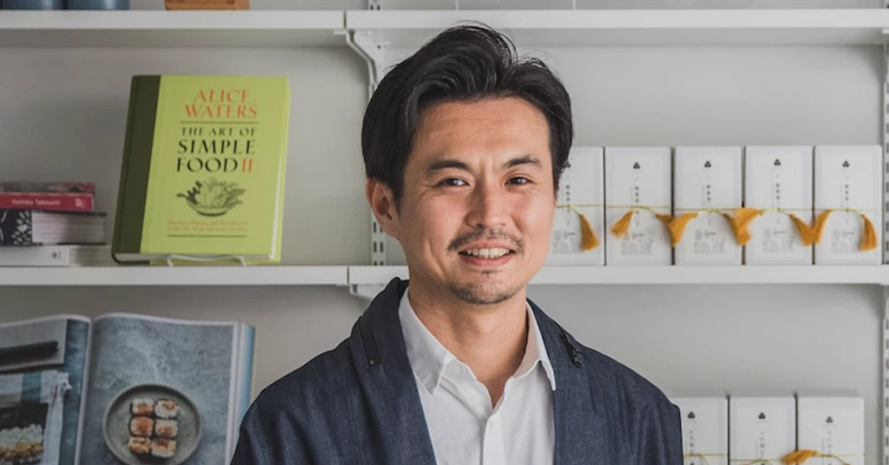 ぬま田海苔の商品棚の前に立つ代表取締役社長の沼田晶一朗さん